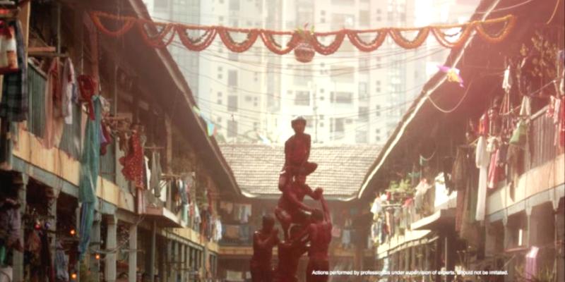 Fevicol Govinda with human Pyramid