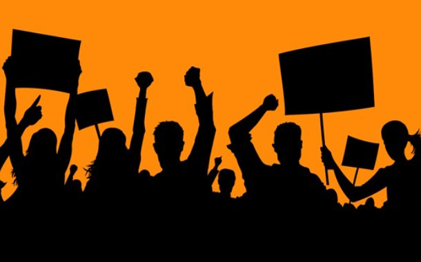 Small and Medium Newspapers protest against new advertising