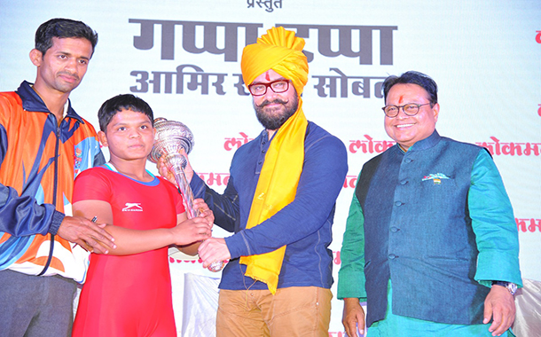 Aamir Khan and Dangal Girls felicitated Lokmat Chi Dangal Kushti Competition Winner in Kolhapur