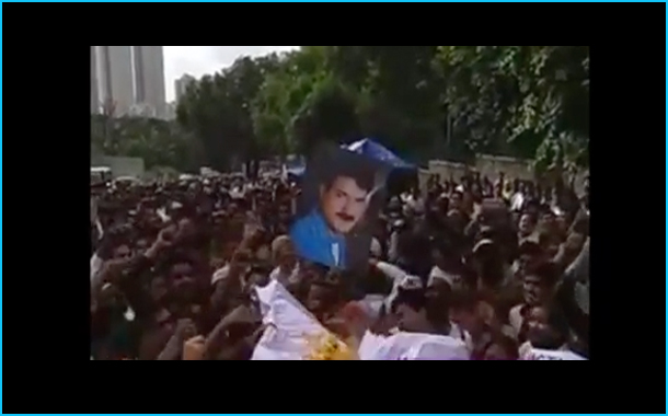 FWICE Strike turns ugly with the act of mock funeral on J D Majethia’s effigy