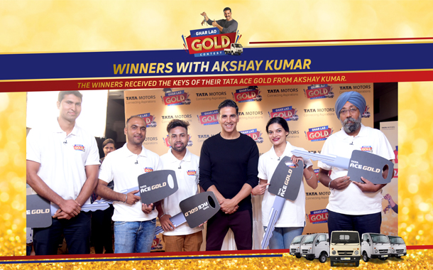 Akshay Kumar felicitates the winners of Tata Motors ‘Ghar Lao Gold’ Contest