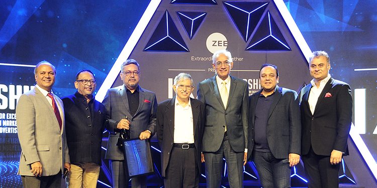 IAA Leadership Awards presents Piyush Pandey, Ogilvy with the IAA Creative Agency Leader of the Year and inducts Kaushik Roy into the IAA Hall of Fame