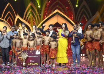 Drona Academy lift the trophy of Colors Tamil’s Vellum Thiramai