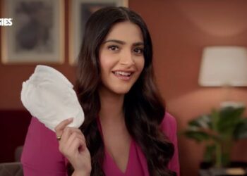 Huggies challenges Sonam Kapoor Ahuja with the #HuggiesFlipAndDipChallenge in their new campaign