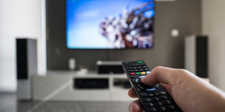 Customers prefer online content on their TVs; Binge-watch for 5+ hours during weekends: Study