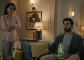 Neetu & Ranbir Kapoor put themselves in a snack showdown for a bag of Lay's chips