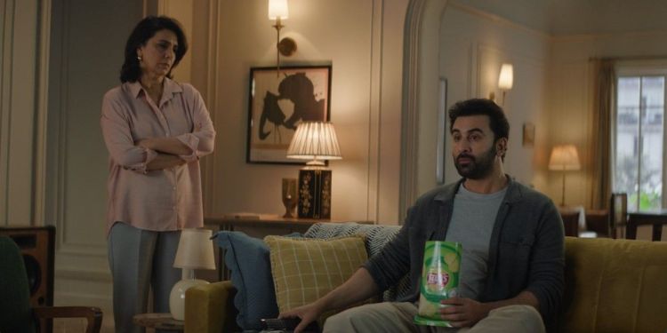 Neetu & Ranbir Kapoor put themselves in a snack showdown for a bag of Lay's chips