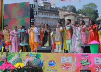 Bhojpuri stars celebrate holi with B4U Bhojpuri at Varanasi ghat