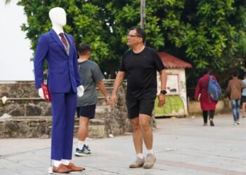 J. Hampstead's executes an OOH campaign in Mumbai featuring a mannequin