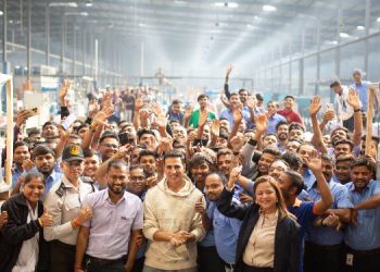 Actor Akshay Kumar tours RR Kabel’s Waghodia facility