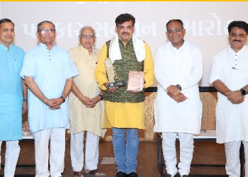 Zee 24 Kalak Editor Dixit Soni honoured with the Prestigious ‘Devarshi Narad Patrakar Sanman’
